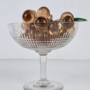 Centro de Mesa de Cristal con Racimos de Uvas Decorativas en Vidrio Azul y Ámbar - imagen 2