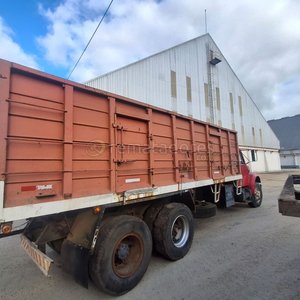 Camión Internacional Rojo con Caja de Carga - imagen 2