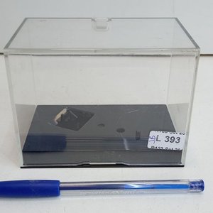 Cajita Exhibidora Acrílico Transparente con Base Negra - imagen 1