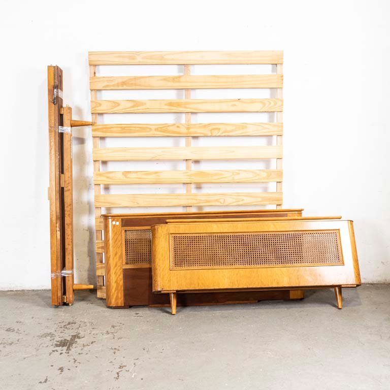 Lote siguiente: Cama de dos plazas estilo americano para vender