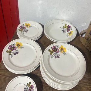 Lote siguiente: Conjunto de 25 Platos y Platillos con Diseño Floral