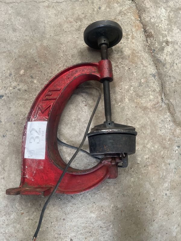 Vulcanizadora de Metal Roja Antigua