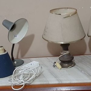 Lote siguiente: Lote de Lámparas de Mesa: 2 con Base de Madera y Pantalla, 2 de Chapa y 1 Pie de Aluminio
