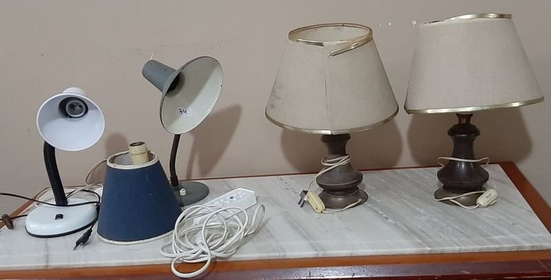 Lote de Lámparas de Mesa: 2 con Base de Madera y Pantalla, 2 de Chapa y 1 Pie de Aluminio