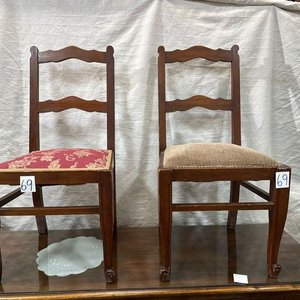 Par de Sillas de Madera con Tapizados Distintos - imagen 1