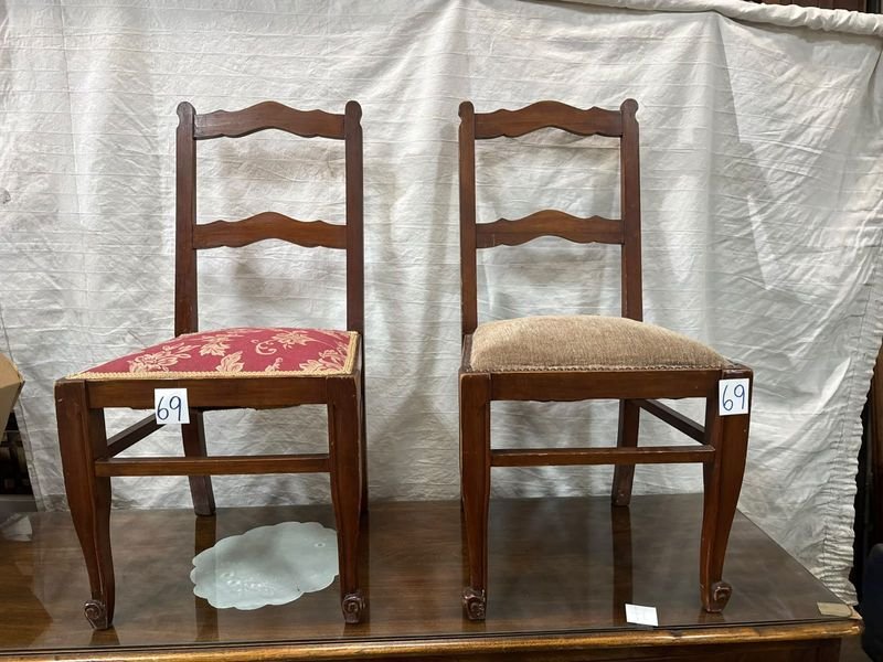 Par de Sillas de Madera con Tapizados Distintos