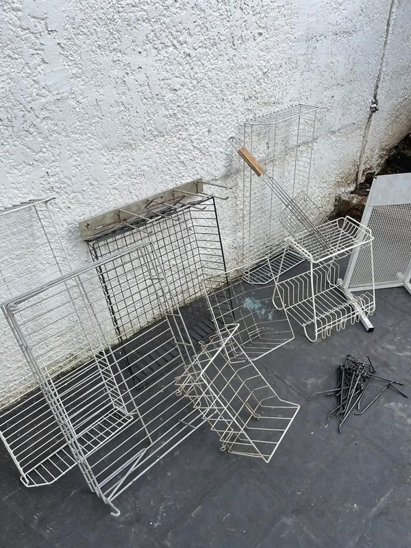Canastos y exhibidor de chapa perforada en excelente estado - imagen 3