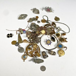 Lote de 57 Piezas de Bisutería: Cadenas, Caravanas, Prendedores y Colgantes - imagen 2