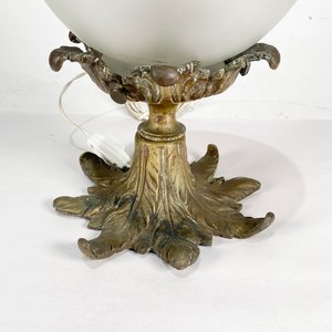 Lámpara de Mesa Bronce y Globo Esmerilado Tallado - imagen 2