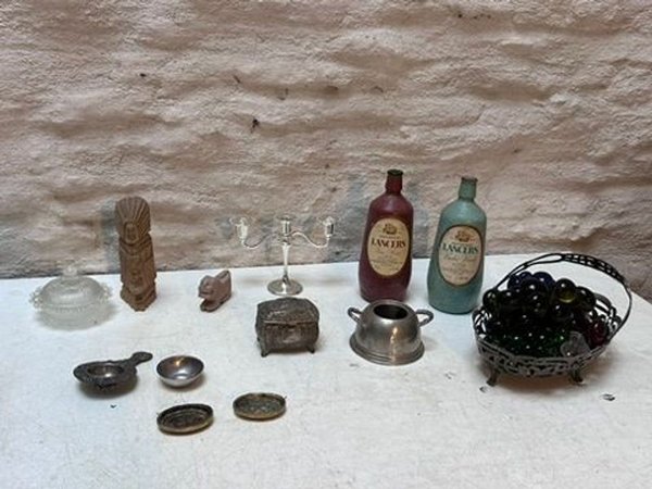 Lote de Adornos Antiguos: Botellas, Candelabro y Más - imagen 1