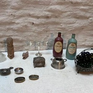 Lote de Adornos Antiguos: Botellas, Candelabro y Más - imagen 1