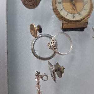Lote de Joyería y Accesorios: Reloj, Anillos, Pin FIFA y Más - imagen 5