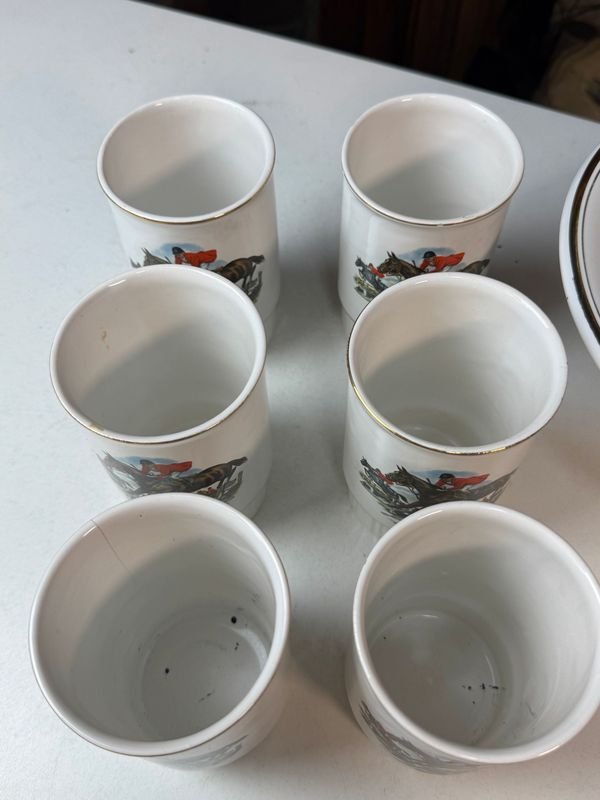 Juego en loza motivo cacería. Jarra, 6 vasos y centro con pié. - imagen 5