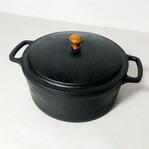 Lote siguiente: Olla de Hierro Fundido Negra con Tapa y Marca Faires