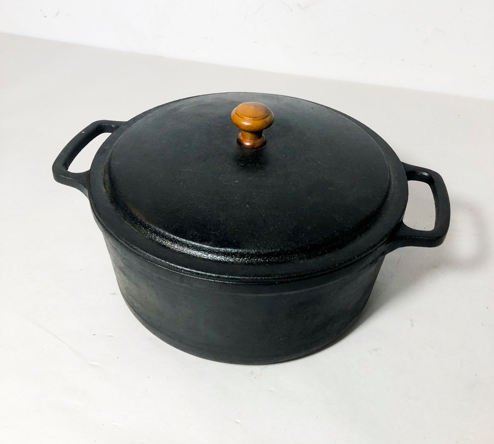 Olla de Hierro Fundido Negra con Tapa y Marca Faires