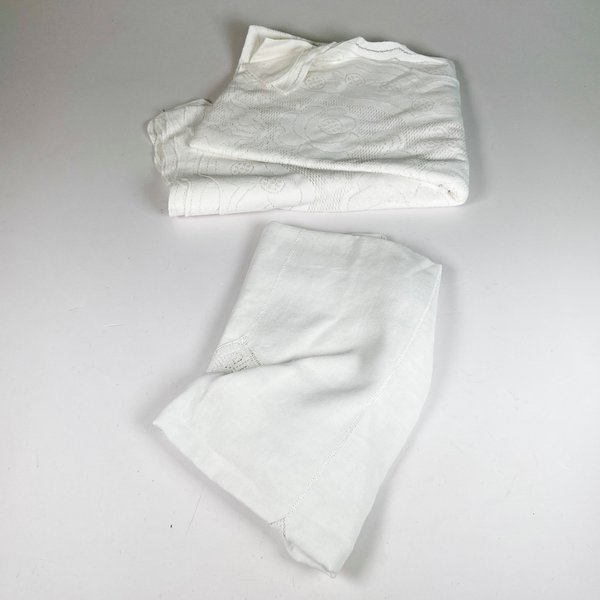 Lote anterior: Dos manteles de hilo blanco bordados