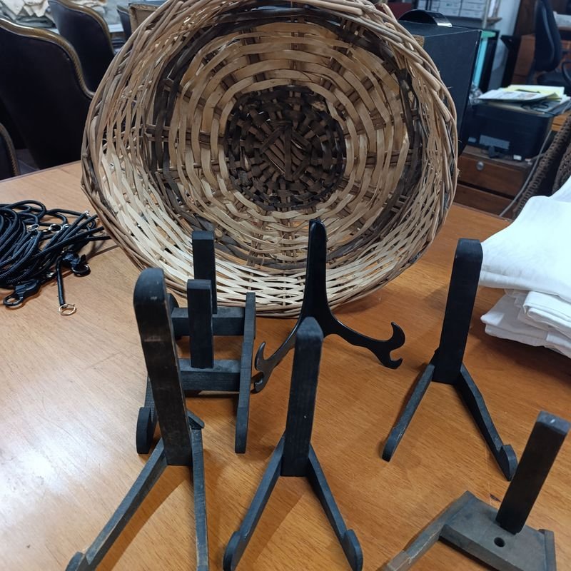 Cesto de Mimbre con 6 Soportes para Platos y Bandejas