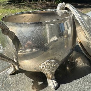Lote siguiente: 1 juego de té antiguo en peltre con finos detalles ornamentales (2 teteras, 1 lechera, 1 azucarero, 1 fuente)