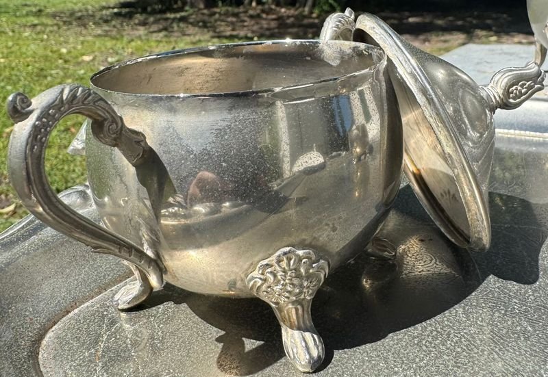 1 juego de té antiguo en peltre con finos detalles ornamentales (2 teteras, 1 lechera, 1 azucarero, 1 fuente)