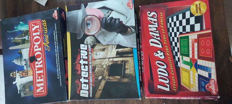 Juegos de mesa en caja con imagen del juego