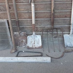 Lote de Herramientas de Jardín y Construcción: Palas, Orquilla, Asada, Sierra, Zarandas y Más - imagen 2