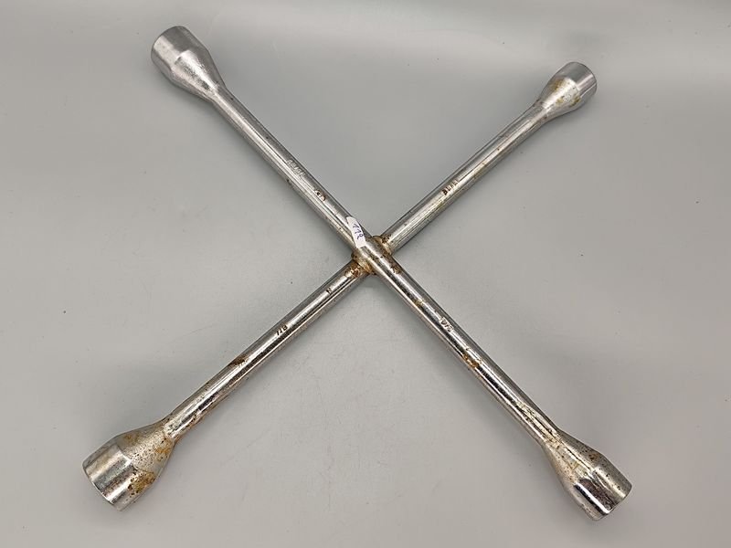 Llave Cruz para Ruedas de Auto