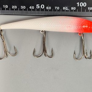Señuelo de Pesca Artificial Tipo Minnow Rojo y Blanco con Babero y 3 Anzuelos - imagen 7