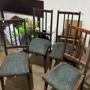 Lote anterior: Juego de 4 Sillas de Madera con Tapizado Estampado