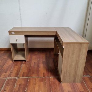 Lote anterior: Escritorio Moderno en L Tono Madera Clara con Cajón y Estantes