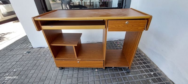 Escritorio en buen estado, mesa de trabajo con estantería y cajones - imagen 6