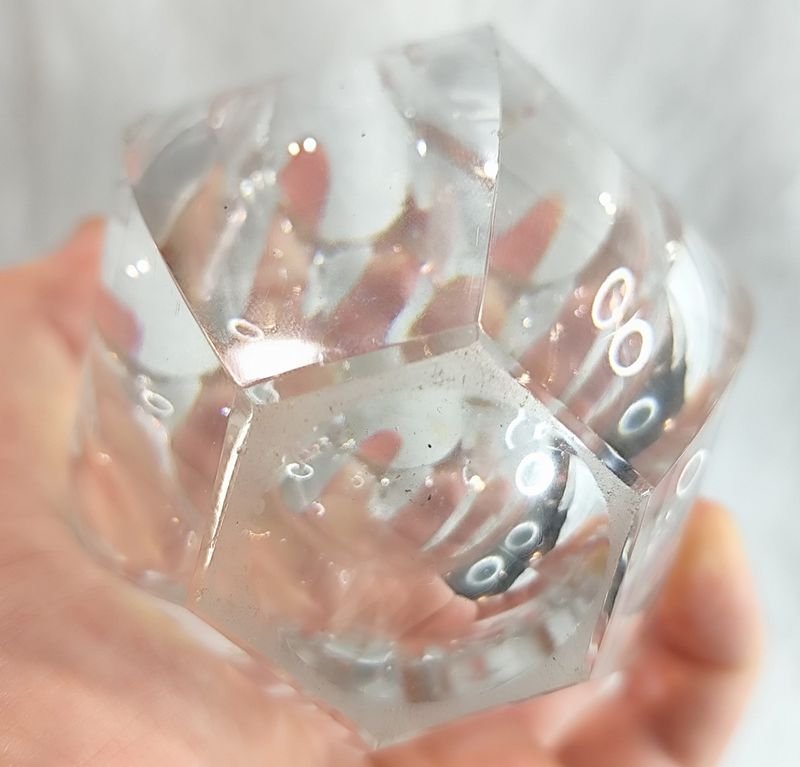Hermoso florero miniatura en cristal tallado al ácido con imagen de ángel numerado en la base - imagen 4