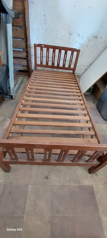 Cama de madera antigua en buen estado - imagen 1