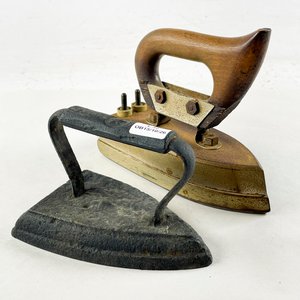 Dos Planchas Antiguas de Hierro con Asas de Madera - imagen 3