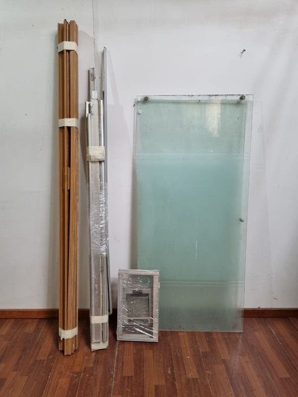 Set de 3 Piezas: Puerta de Vidrio Corrediza, Ventana de Baño y Cortina