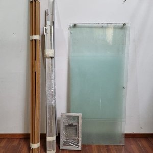 Set de 3 Piezas: Puerta de Vidrio Corrediza, Ventana de Baño y Cortina - imagen 1