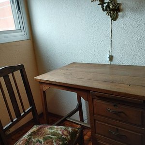 Escritorio de Roble con Silla Tapizada y Cajones - imagen 2
