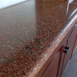 Amoblamiento de Cocina en Cedro: Bajo Mesada con Granito y Placard Colgante - imagen 12