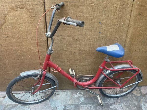 Bicicleta Plegable Roja para Restaurar