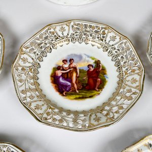 Seis Piezas de Porcelana Alemana con Decoración de Damas y Borde Calado - imagen 3