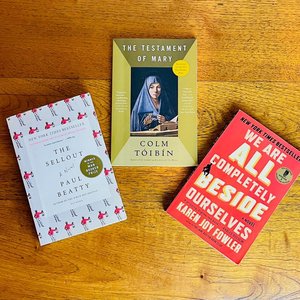 Lote siguiente: Lote de 3 Novelas Contemporáneas: "The Sellout", "We Are All Completely Besides Ourselves" y "The Testament of Mary"
