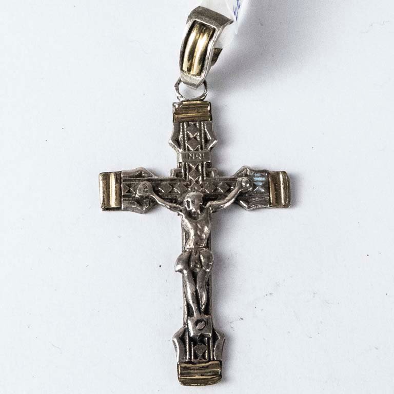 Lote siguiente: Cruz de plata con cadena de oro - Un artículo religioso hermoso