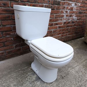 Inodoro Blanco con Cisterna Mochila en Funcionamiento - imagen 2