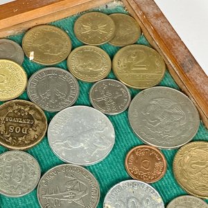 Vitrina de Madera con Colección de Monedas Varias - imagen 6