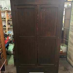 Ropero de Madera Oscura con Dos Puertas y Cajones Inferiores - imagen 2