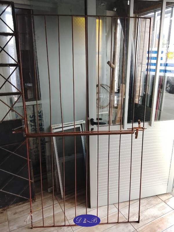 Puerta Reja de Hierro con Pasador