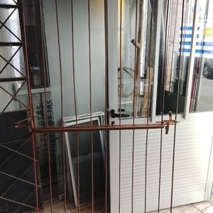Lote siguiente: Puerta Reja de Hierro con Pasador