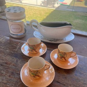 Conjunto de Pocillos de Porcelana con Platillos, Frasco para Café y Salsero de Cerámica - imagen 16