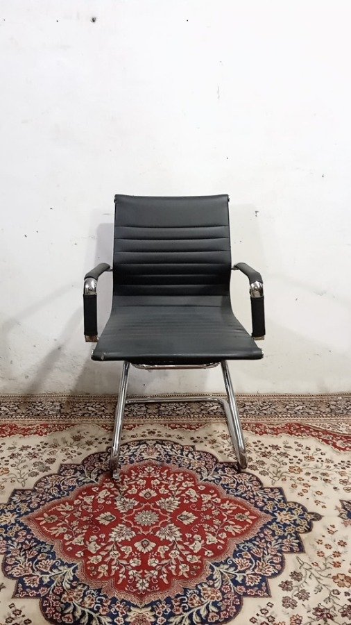 Silla de oficina con posabrazos y base cromada - imagen 3