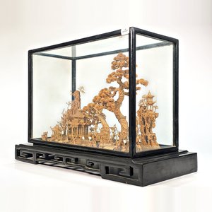 Talla en Corcho: Paisaje Chinoiserie con Base de Madera y Vitrina - imagen 6