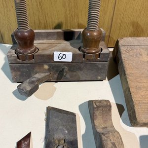 Lote anterior: Lote de Herramientas de Carpintería: Prensa, Cuchilla, Martillo y Más